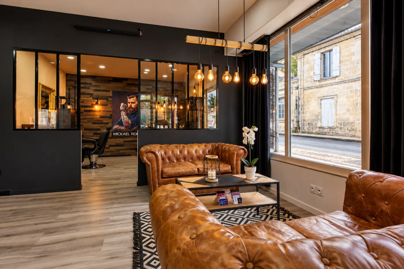 Espace détente du salon, canapés en cuir cognac
