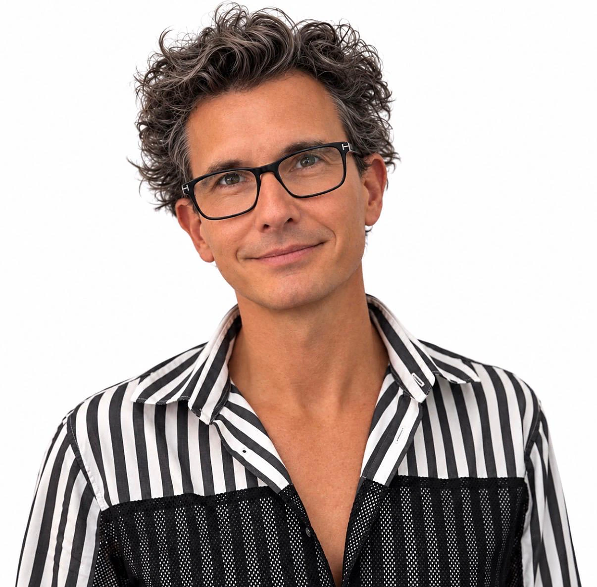Edouard, coiffeur visagiste et coloriste au Salon Mickael Roman à Vayres