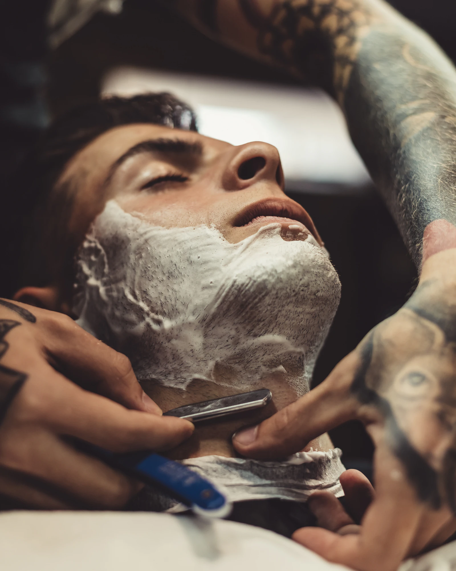 Rasage traditionnel au coupe-chou chez le barbier, à Vayres