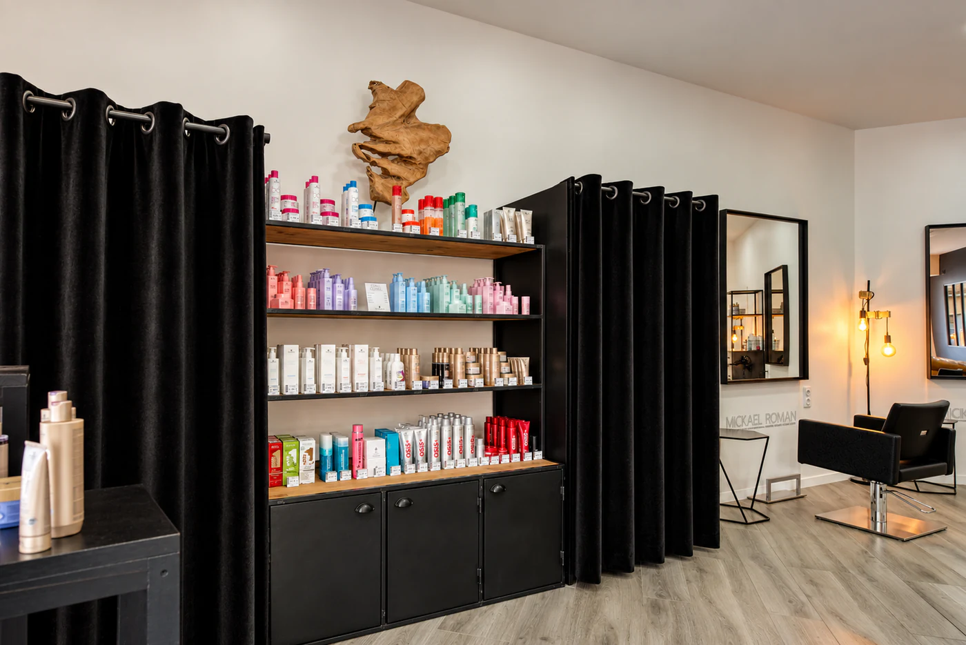Étagère de produits professionnels de coiffure au salon Mickael Roman