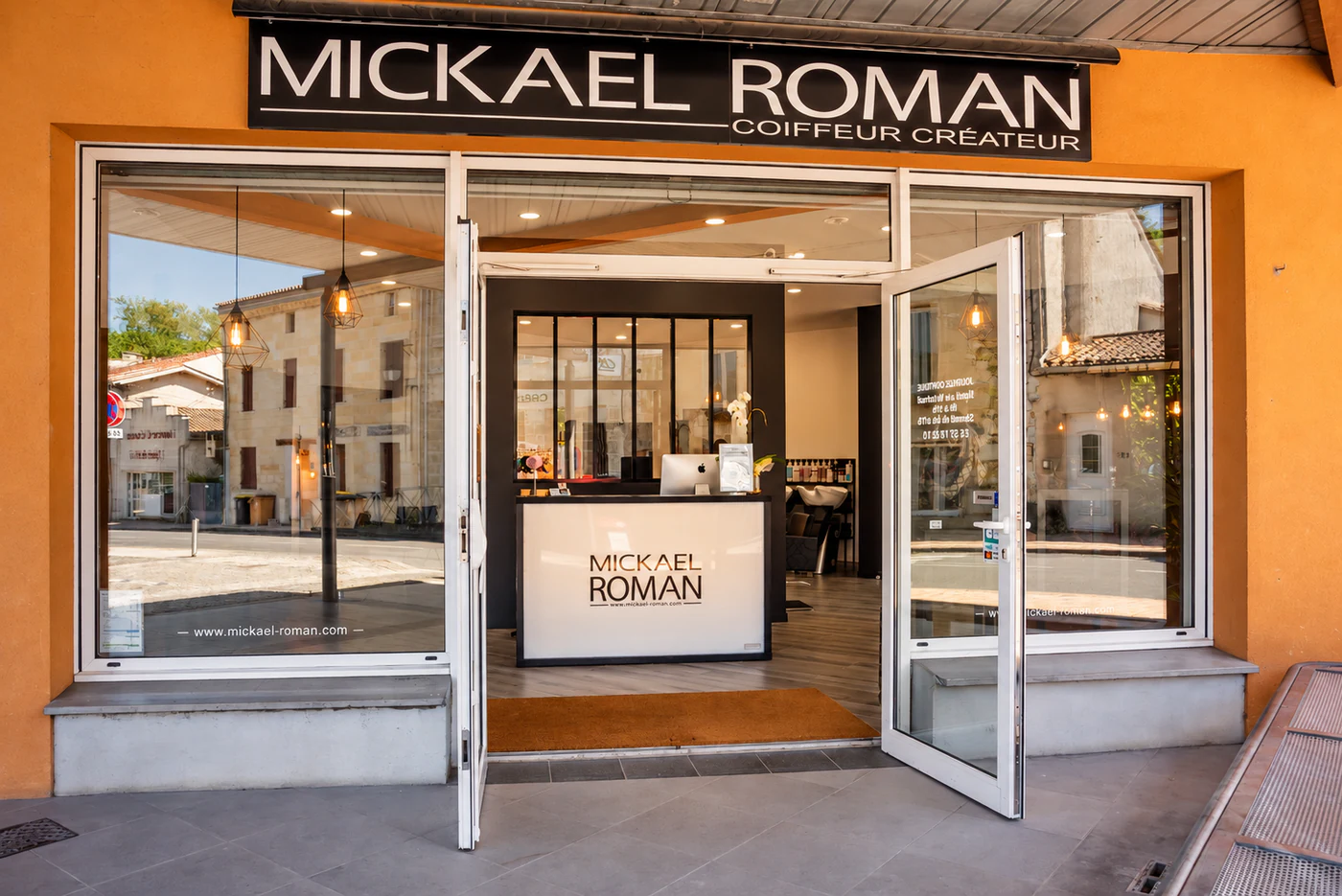 Devanture du salon Mickael Roman, Place du Gestas à Vayres