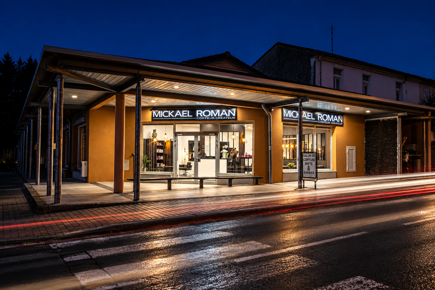 Le salon Mickael Roman vu de l'extérieur, de nuit, Place du Gestas à Vayres