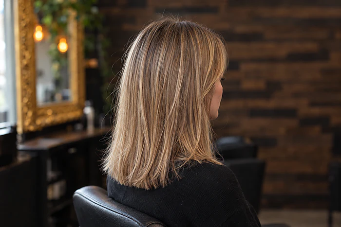 Résultat de babylights : reflets blonds très fins et naturels sur cheveux mi-longs